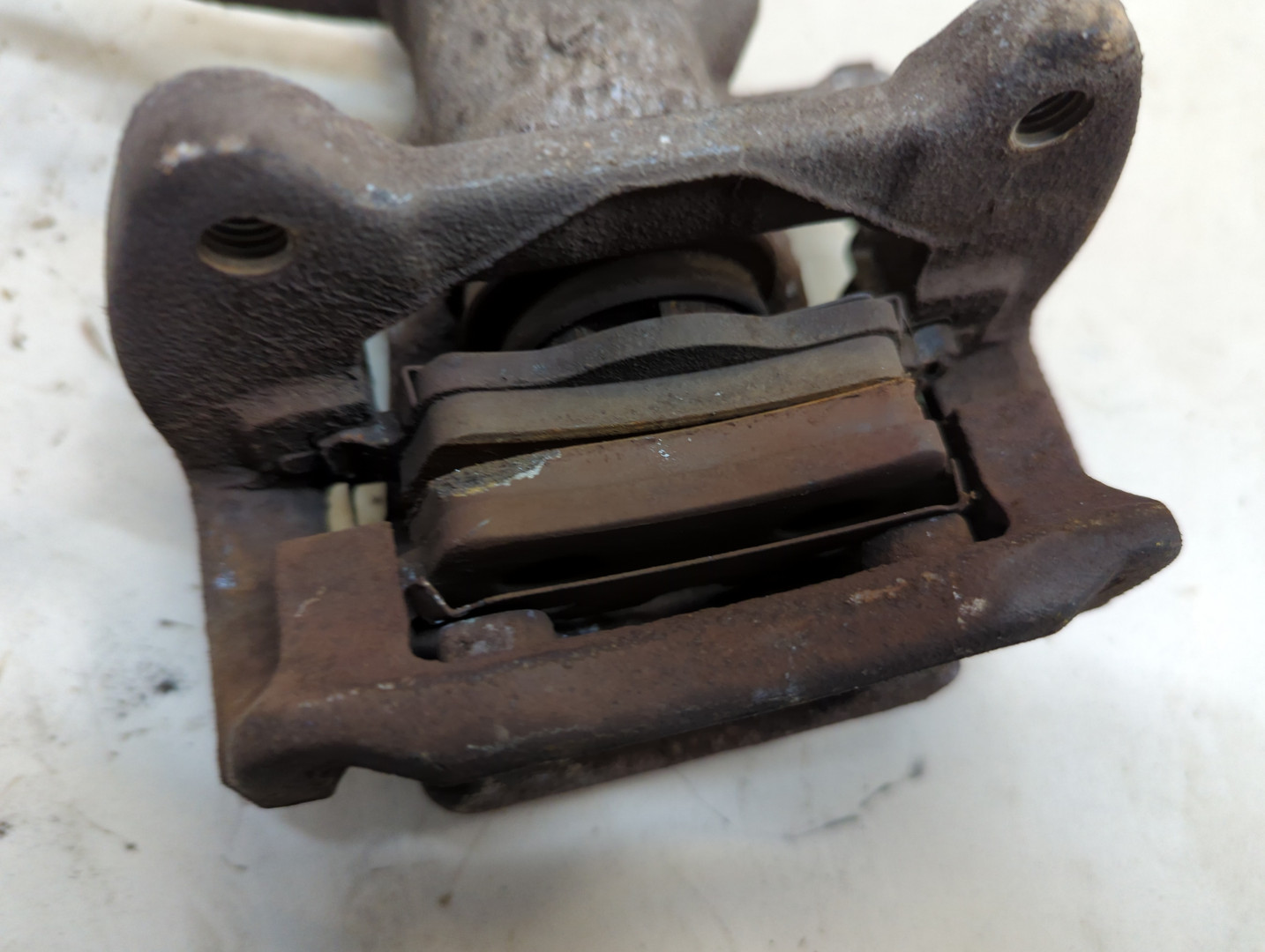 Суппорт задний левый