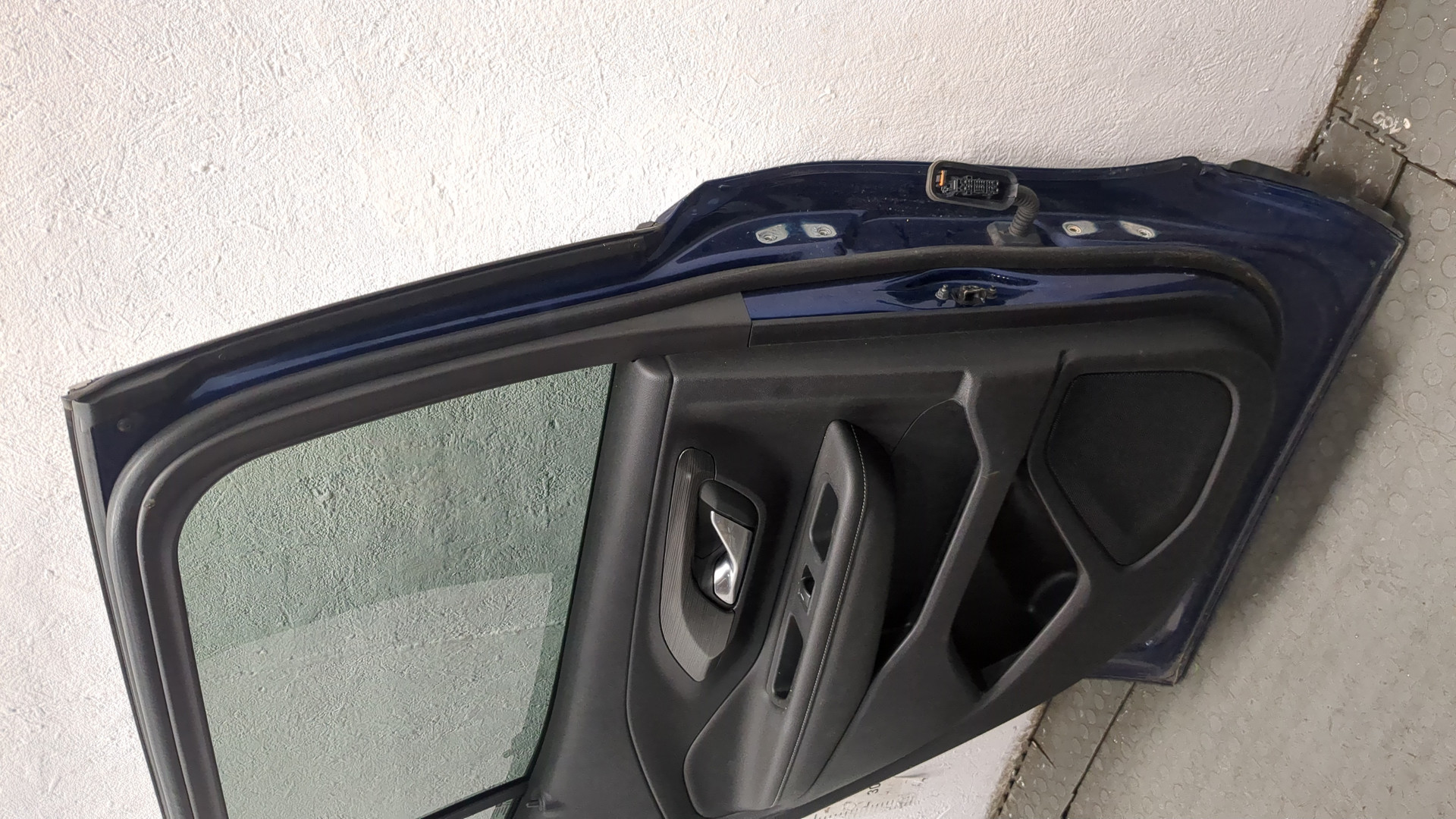 Дверь задняя левая