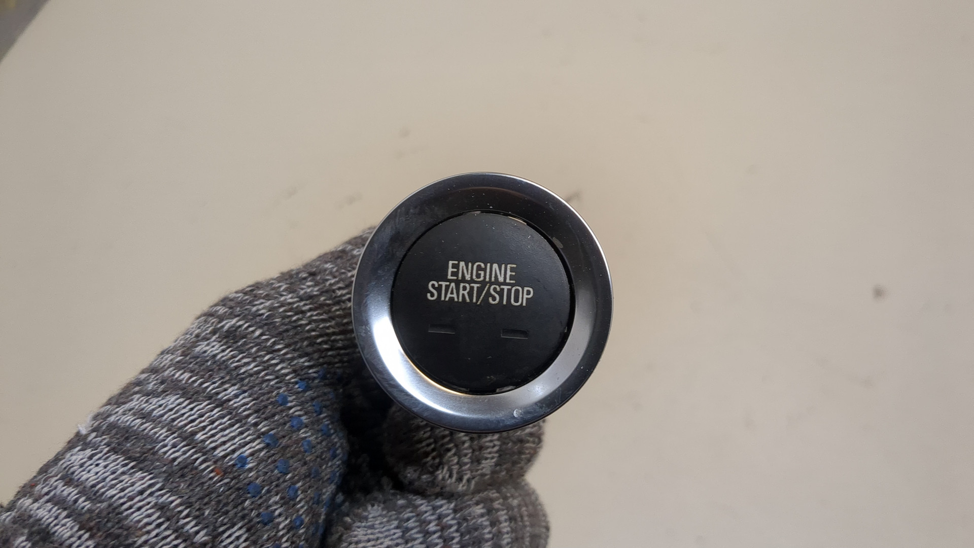 Кнопка запуска двигателя