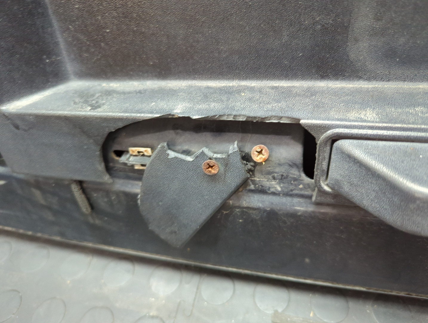 Дверь багажника