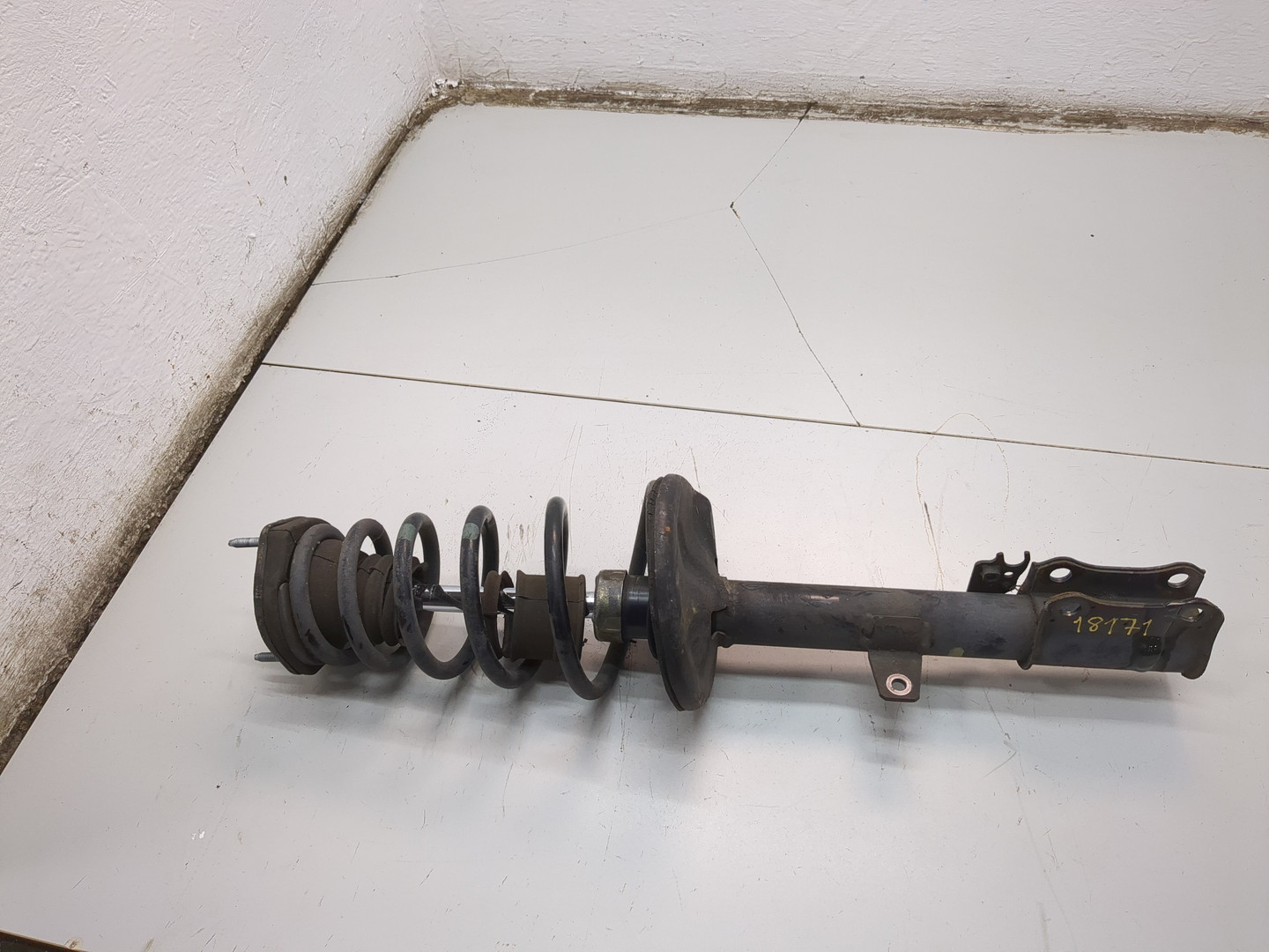 Амортизатор задний правый