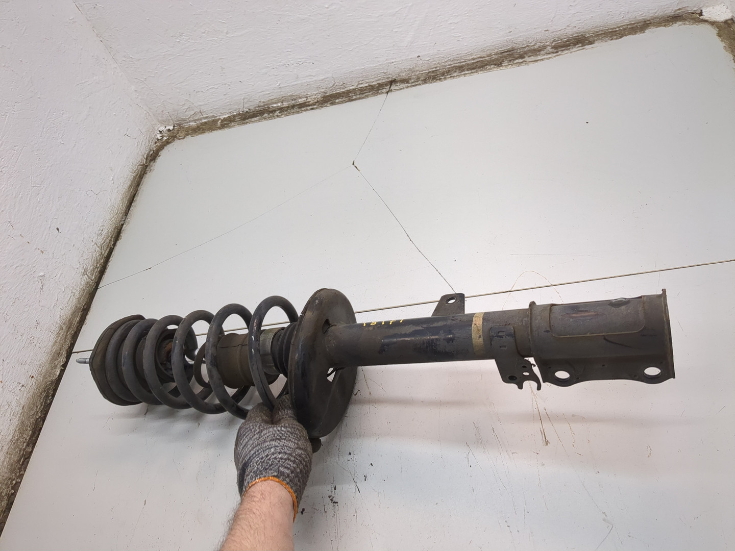 Амортизатор задний правый