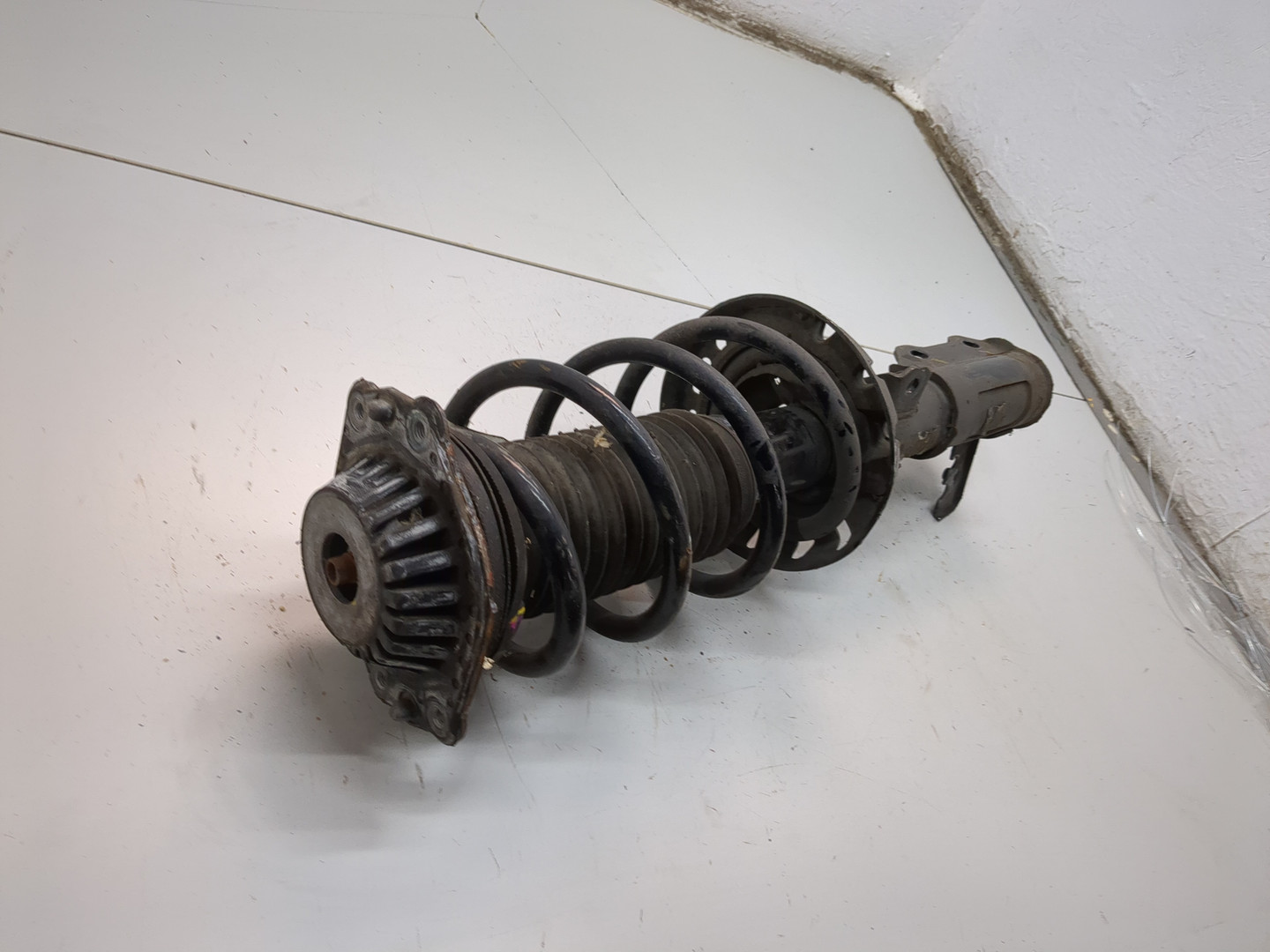 Амортизатор передний правый