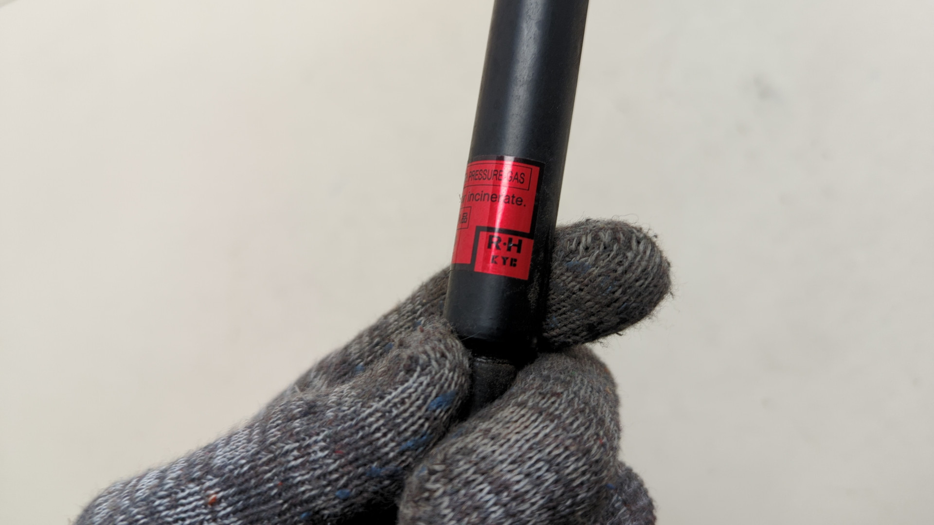 Амортизатор капота