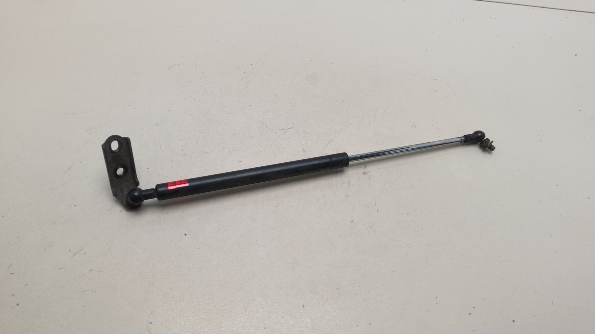 Амортизатор капота