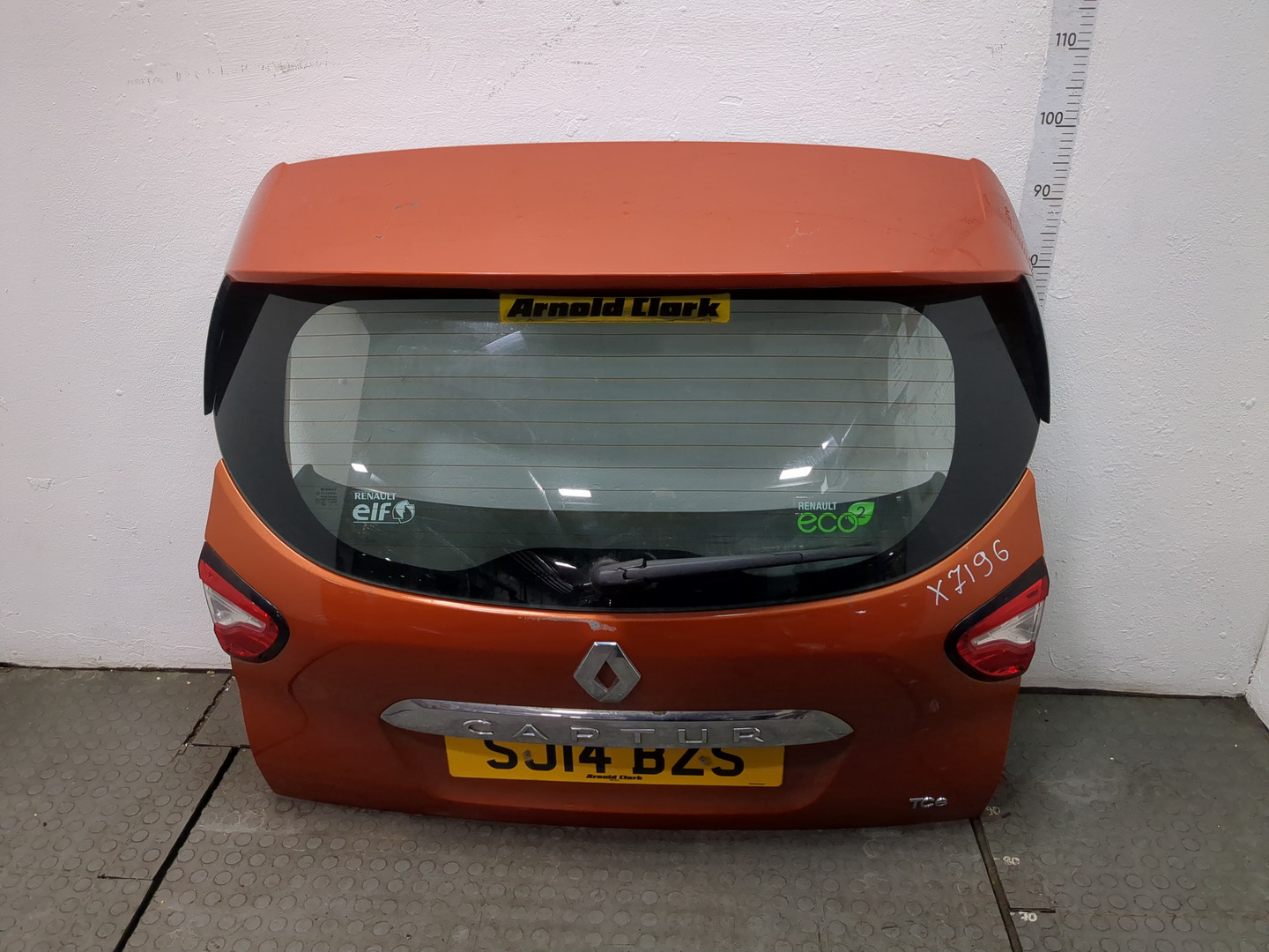 Дверь багажника