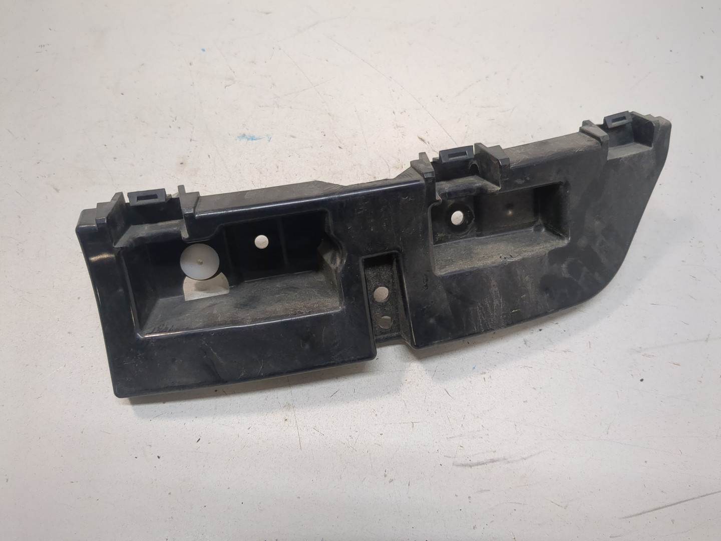 Кронштейн заднего бампера правый