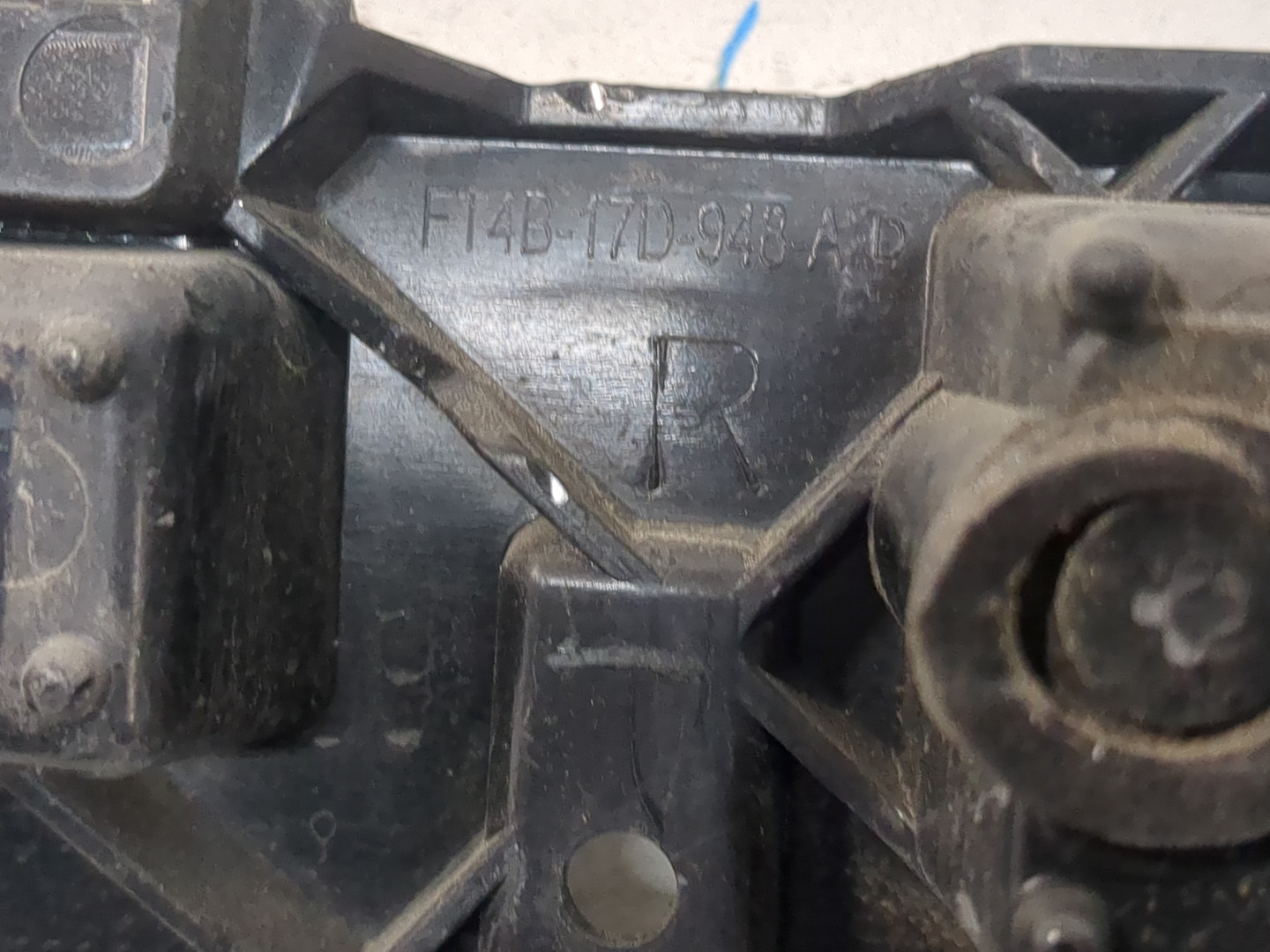 Кронштейн заднего бампера правый