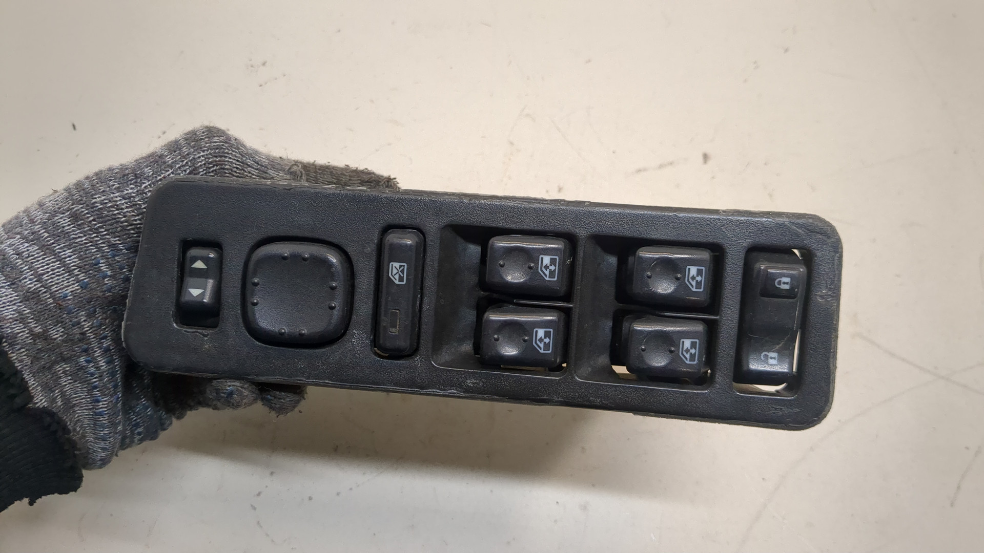 Кнопка стеклоподъемника