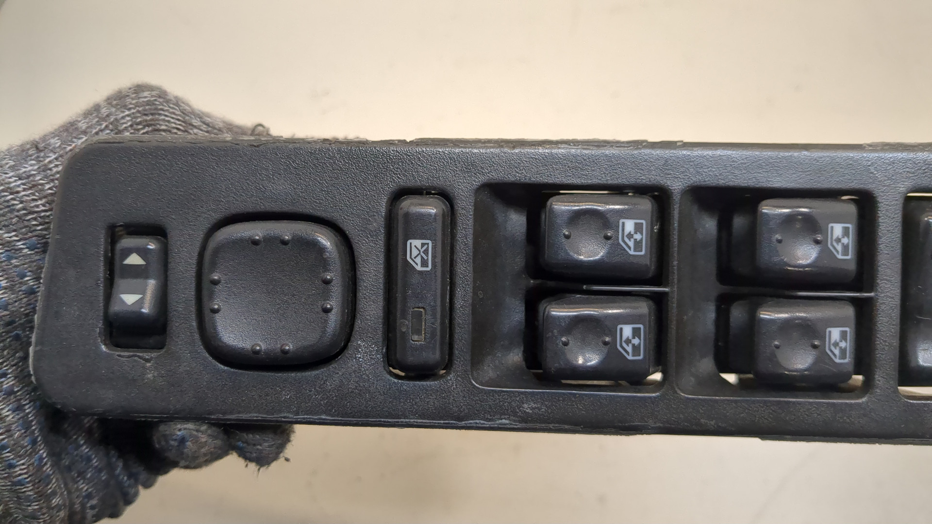 Кнопка стеклоподъемника