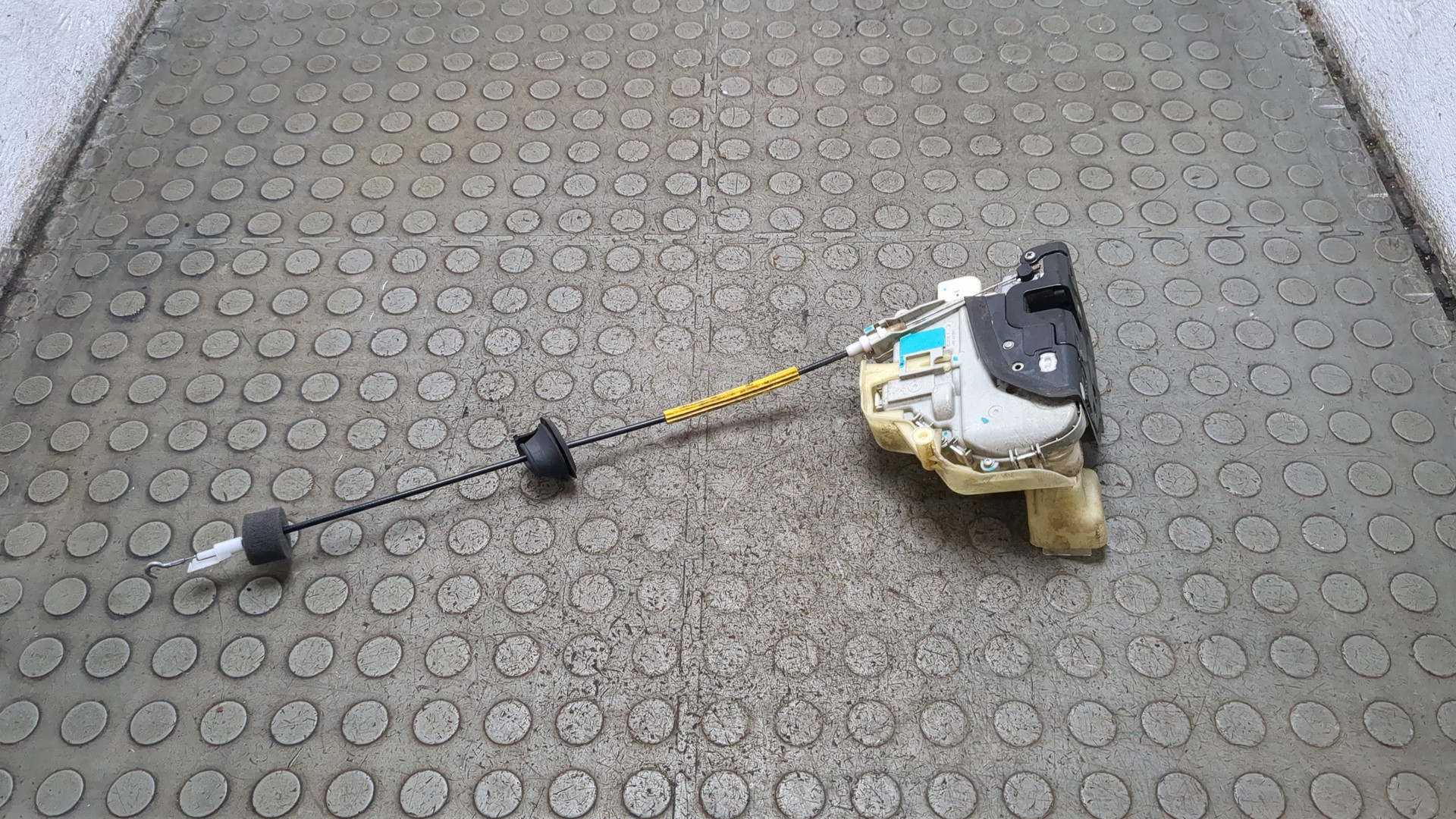 Замок двери передней левой