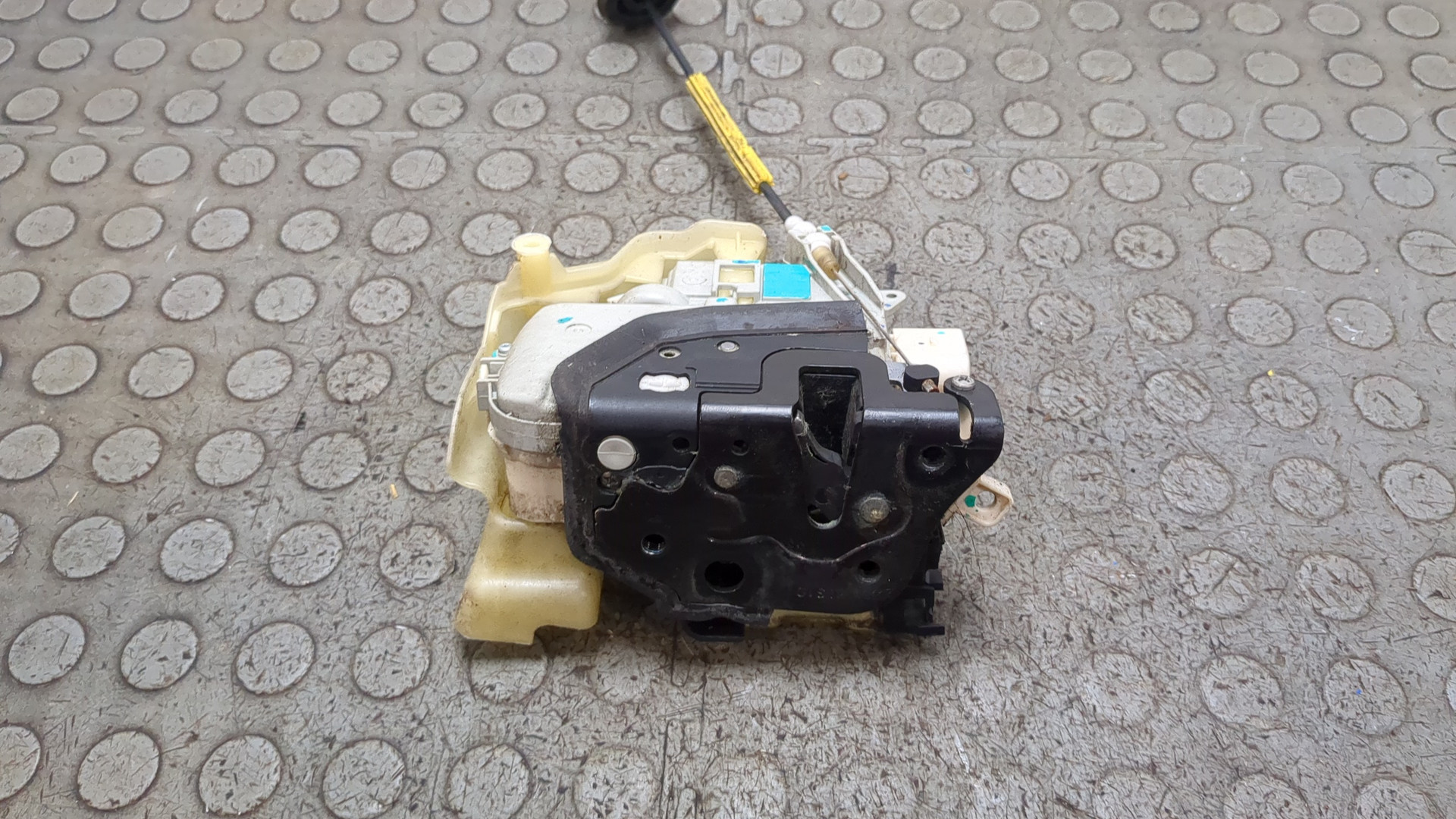 Замок двери передней левой