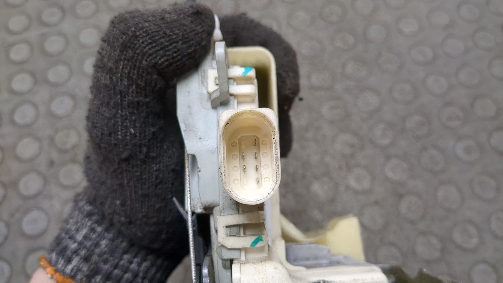 Замок двери передней левой