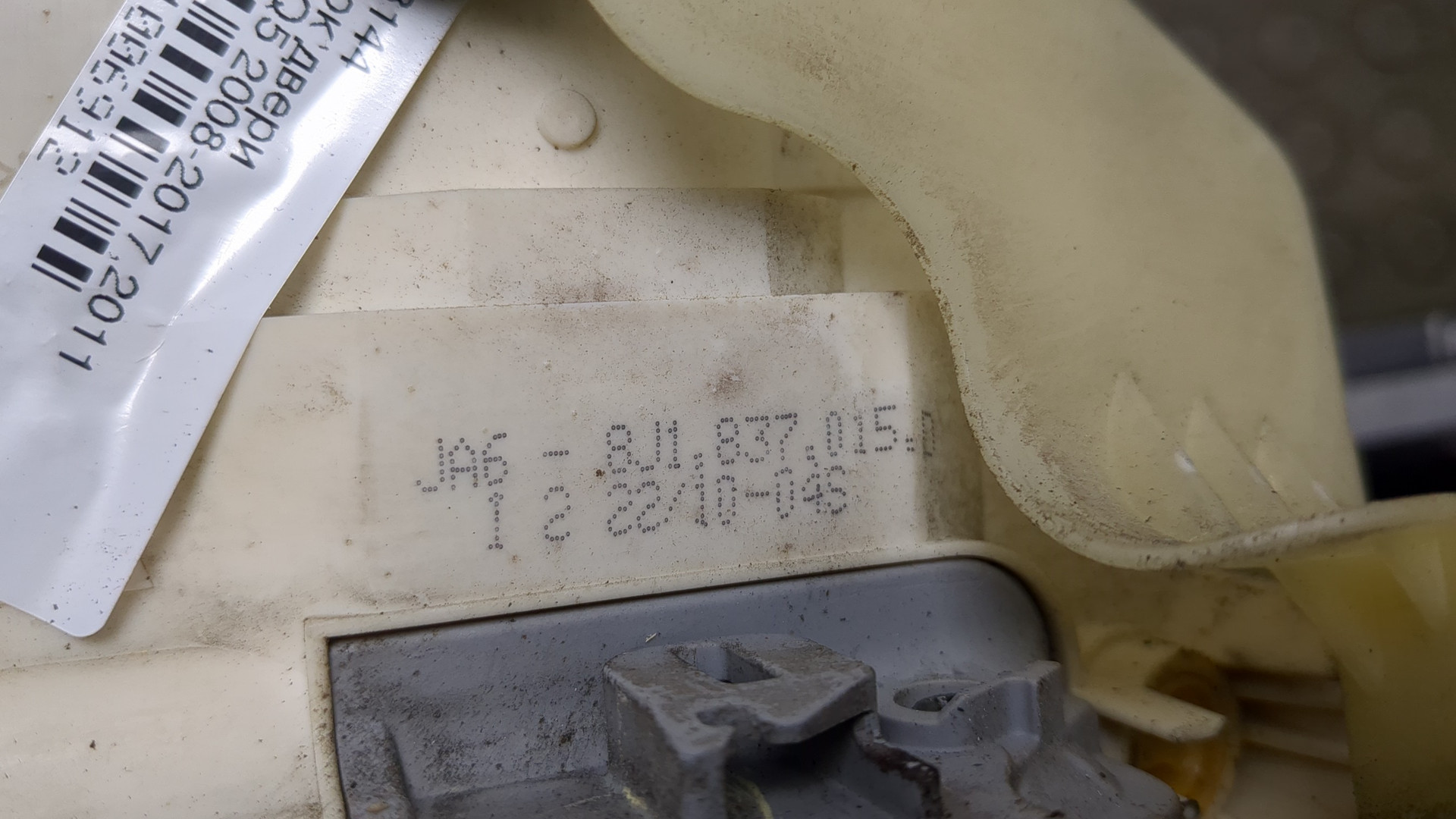 Замок двери передней левой