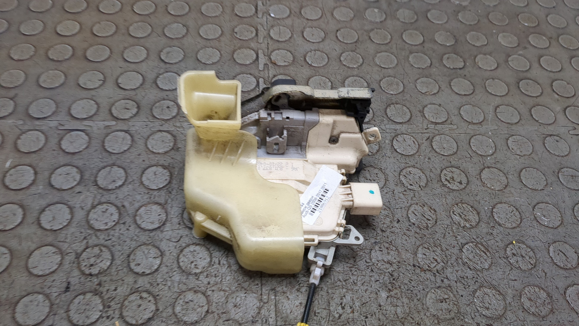 Замок двери передней левой