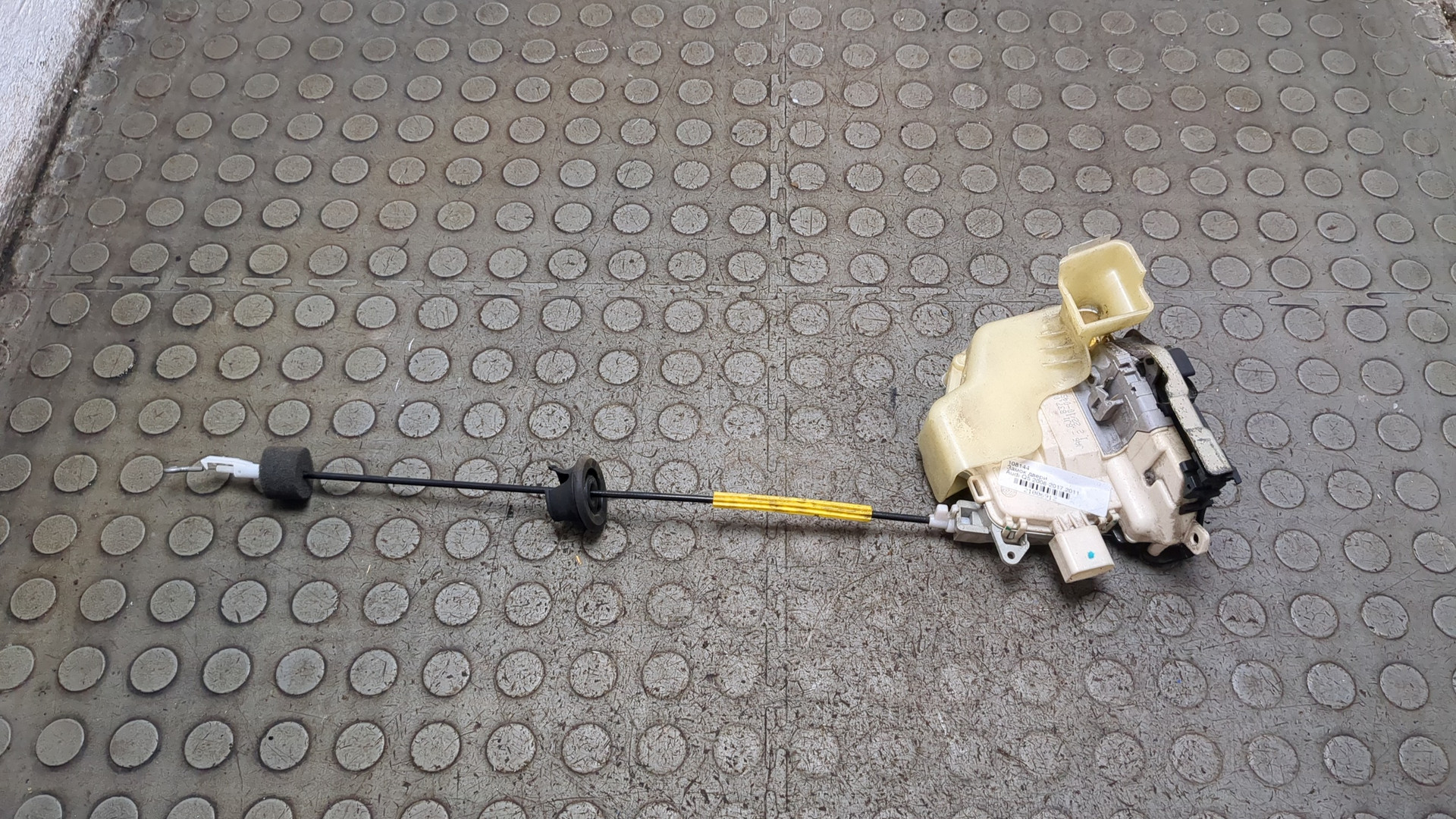 Замок двери передней левой