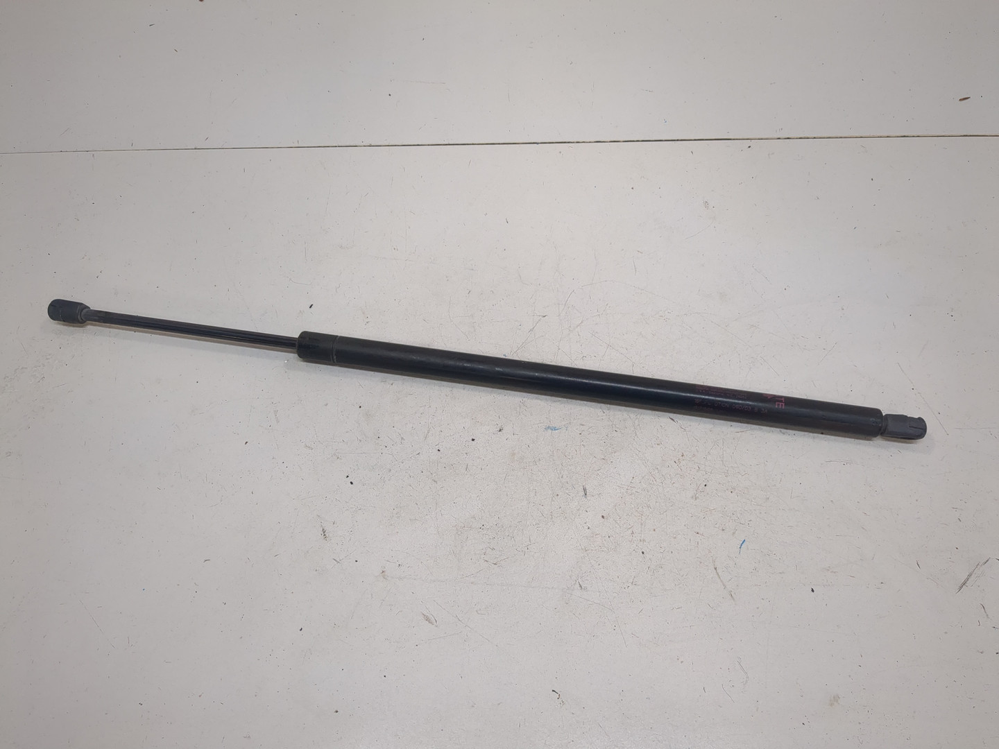 Амортизатор крышки багажника