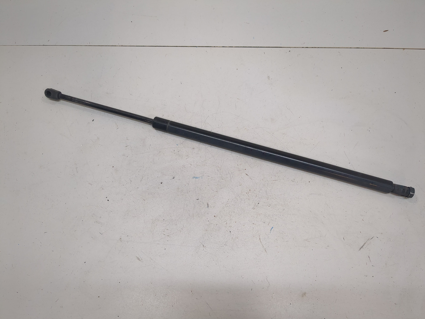 Амортизатор крышки багажника