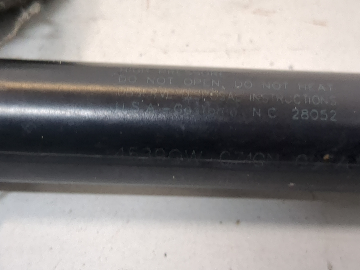 Амортизатор крышки багажника