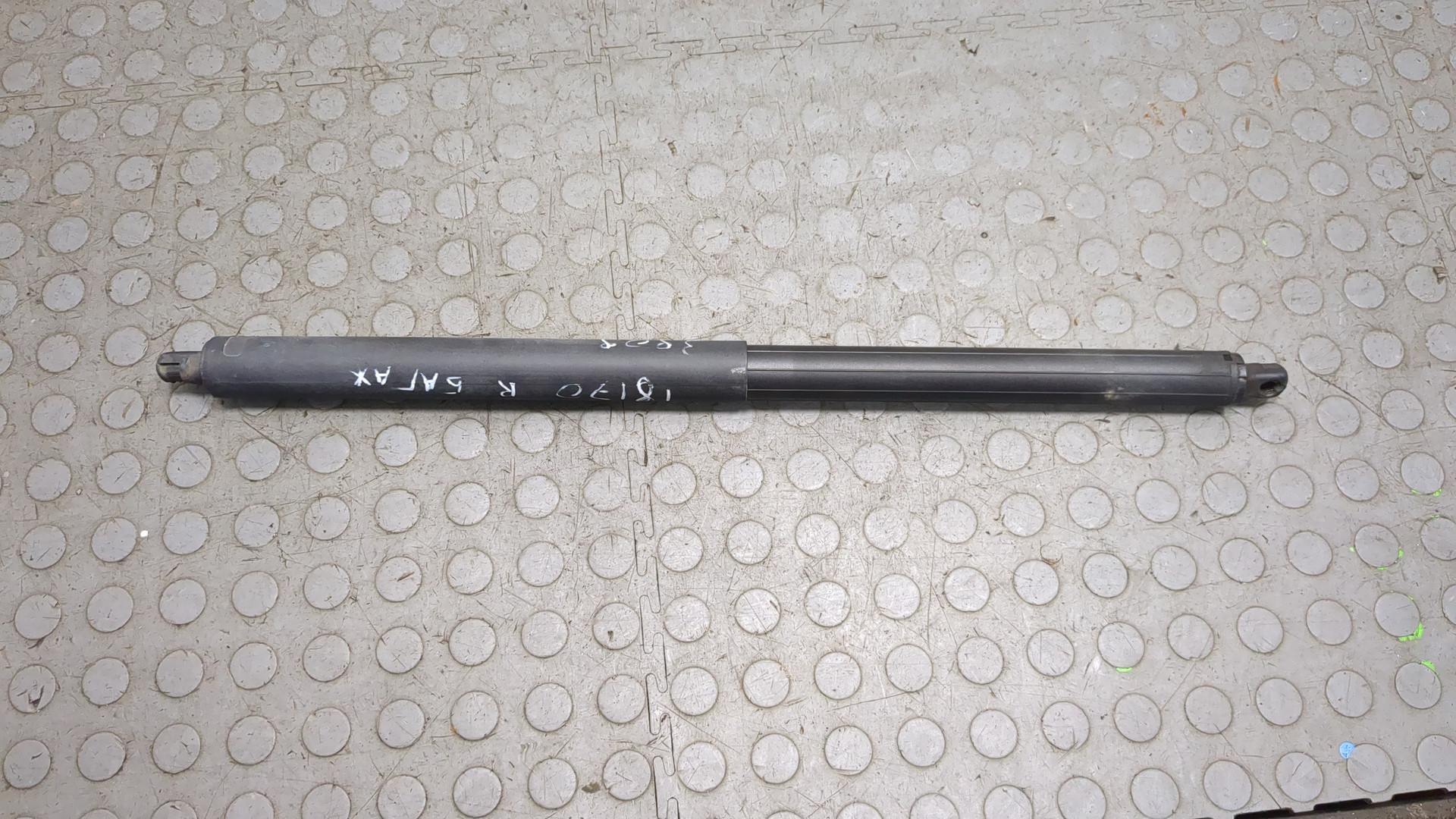 Амортизатор крышки багажника