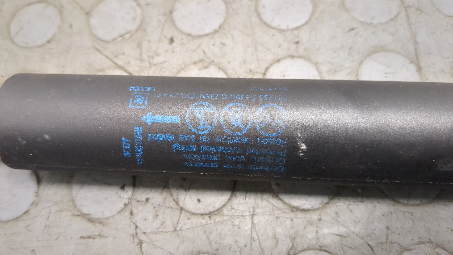 Амортизатор крышки багажника