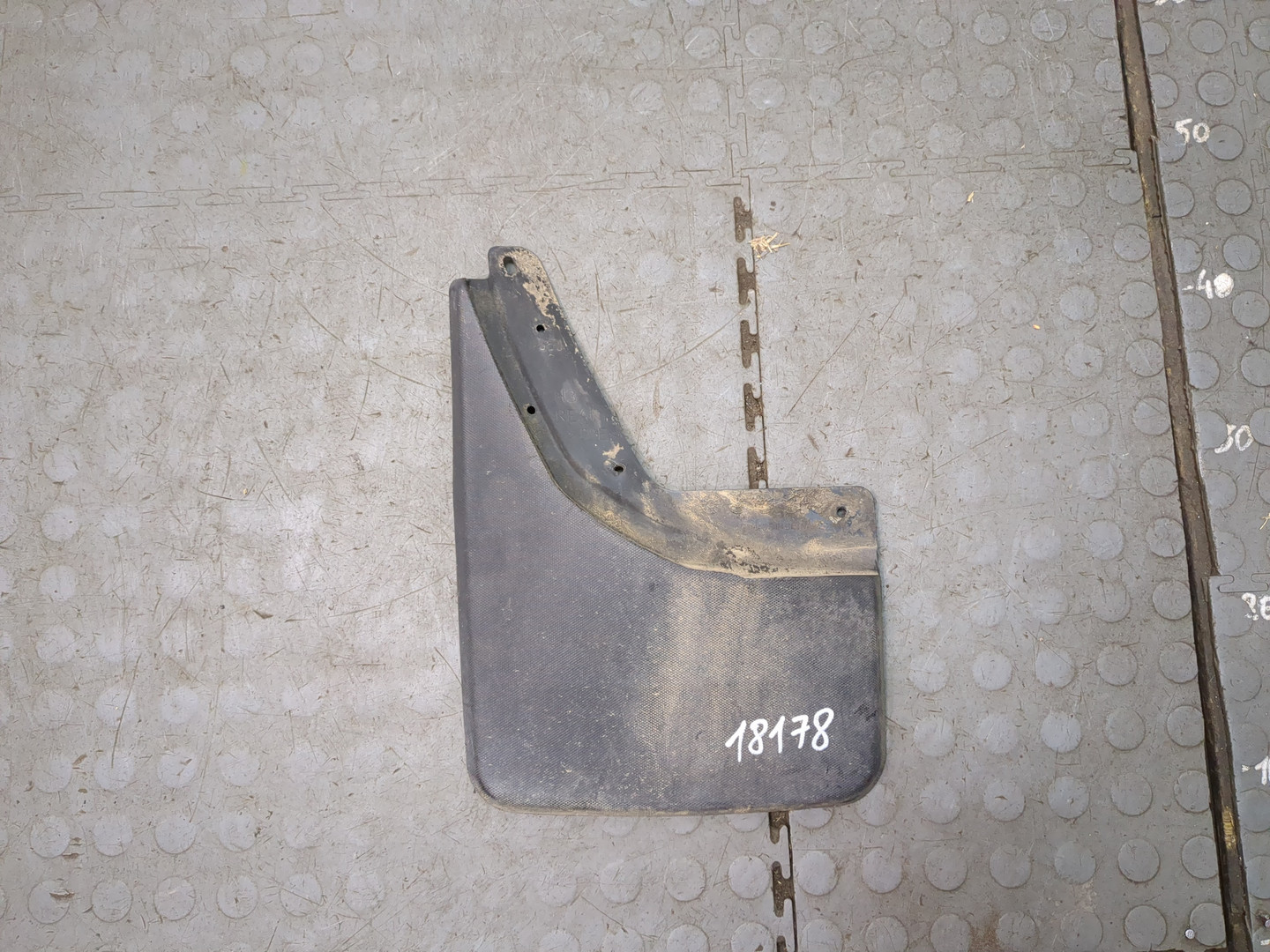 Брызговик задний левый