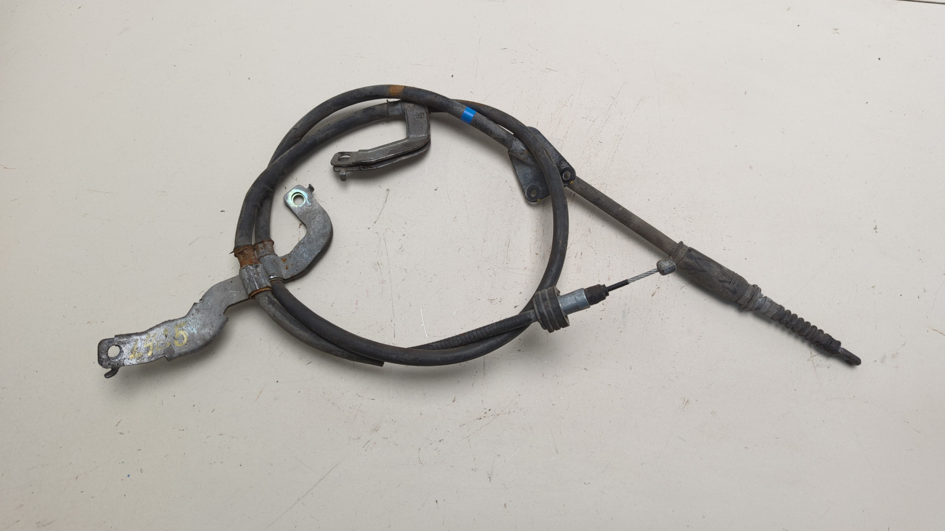 Трос стояночного тормоза