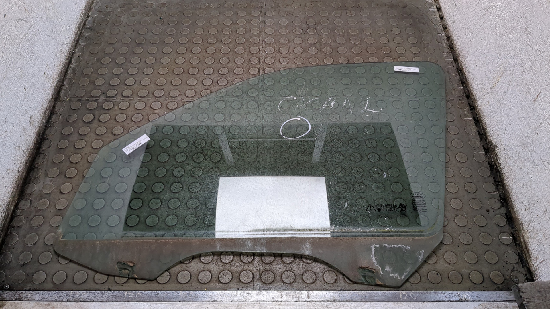 Стекло двери передней левой