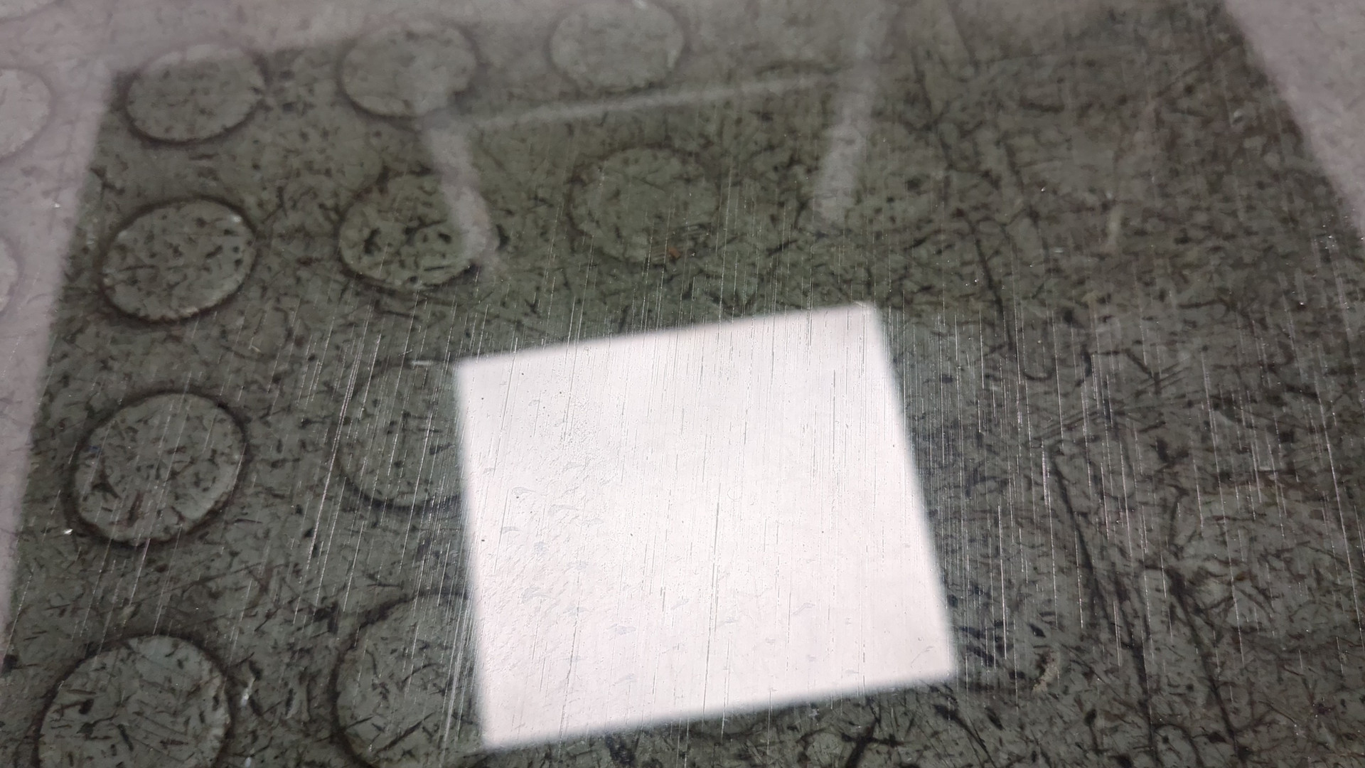 Стекло двери передней левой