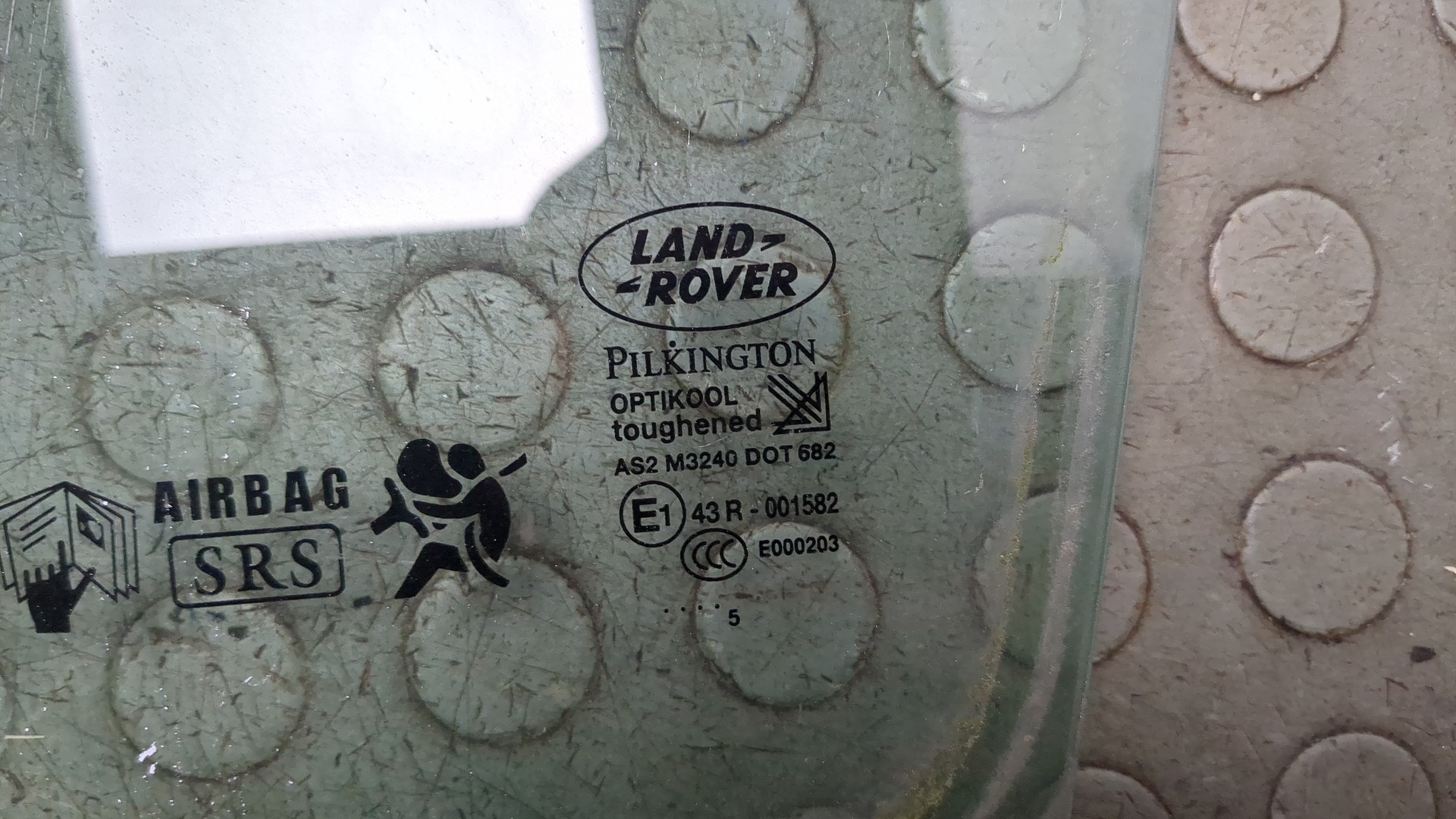 Стекло двери передней левой