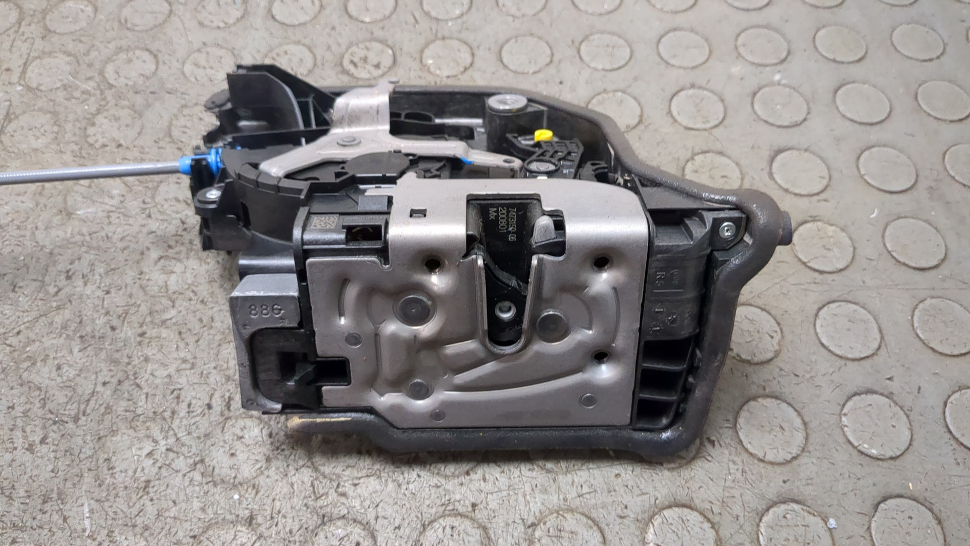 Замок двери задней правой