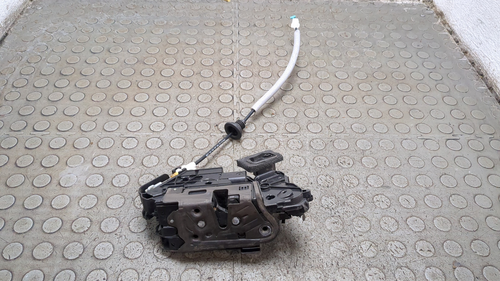 Замок двери передней правой