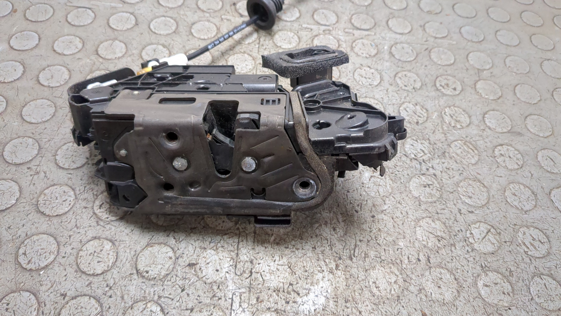 Замок двери передней правой