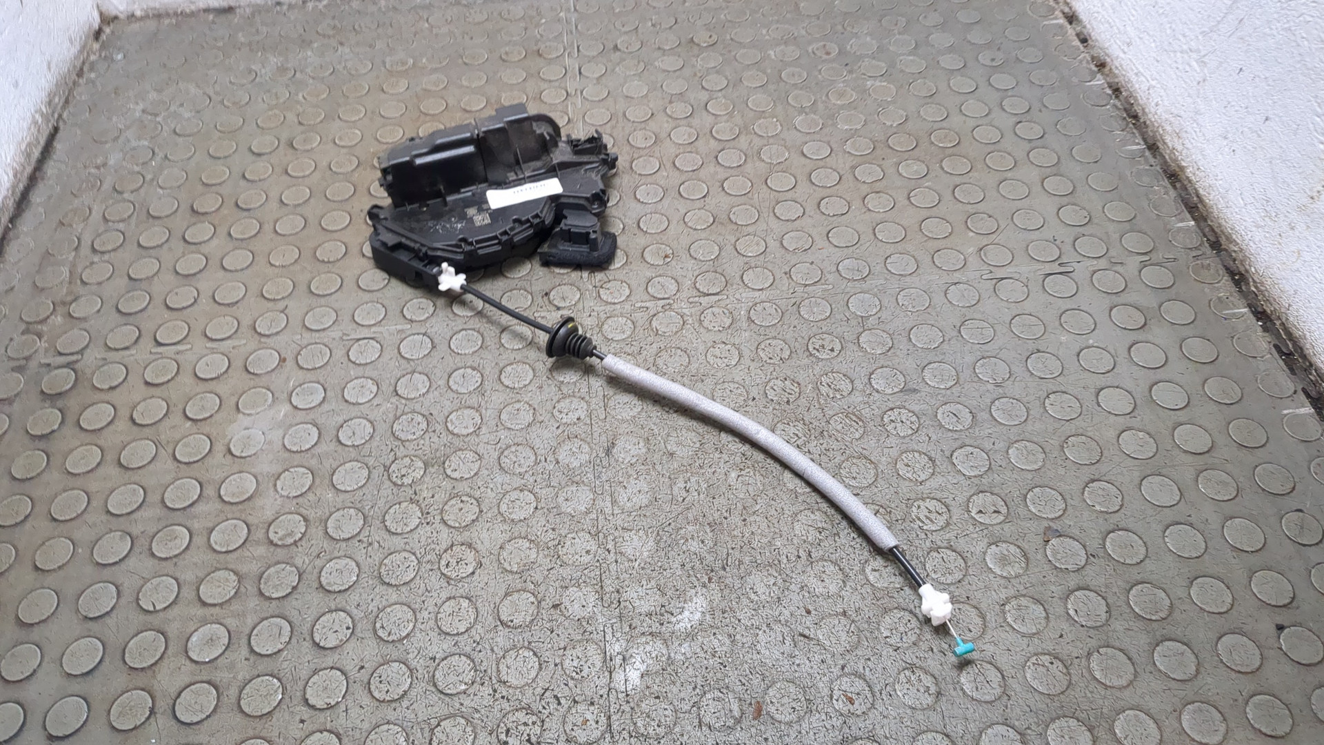 Замок двери передней правой