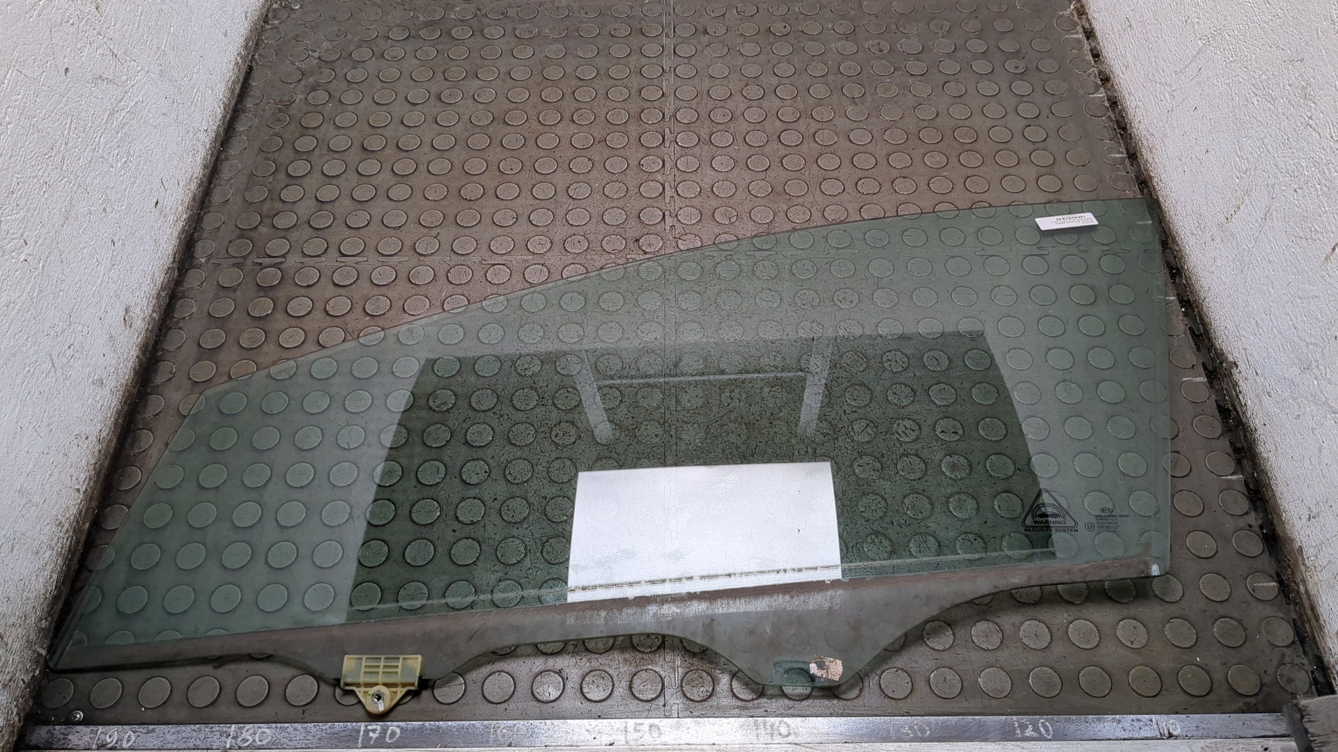 Стекло двери передней левой