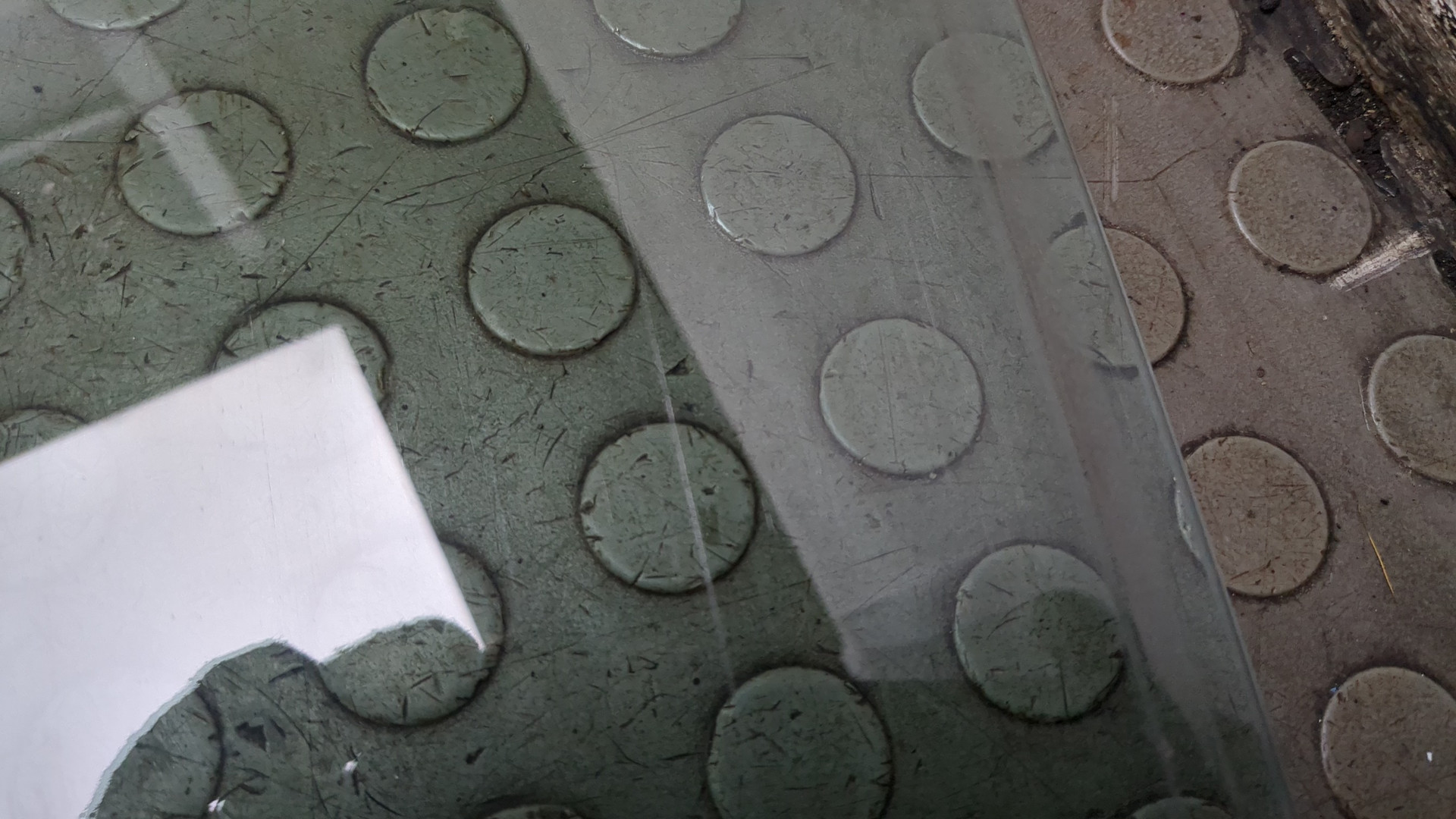 Стекло двери передней левой