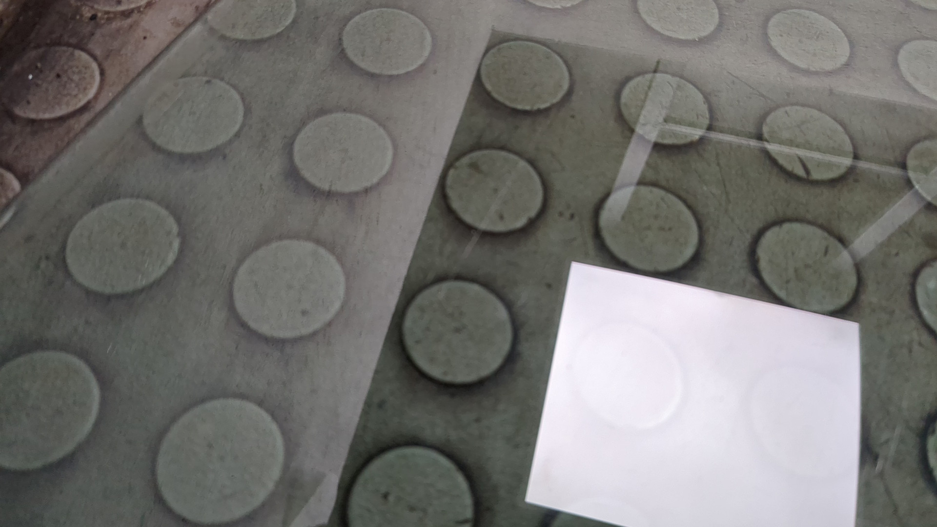 Стекло двери передней левой