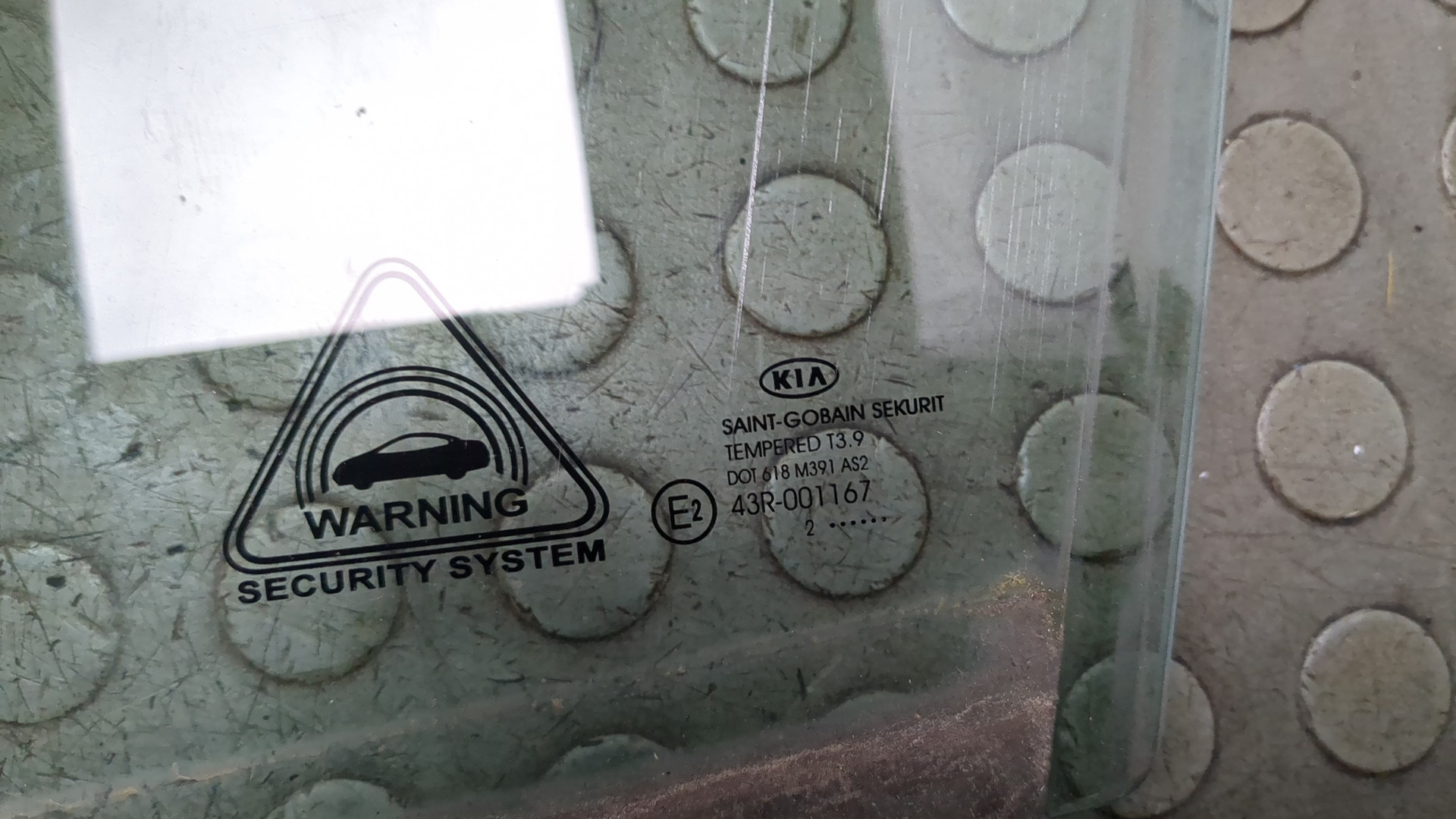 Стекло двери передней левой