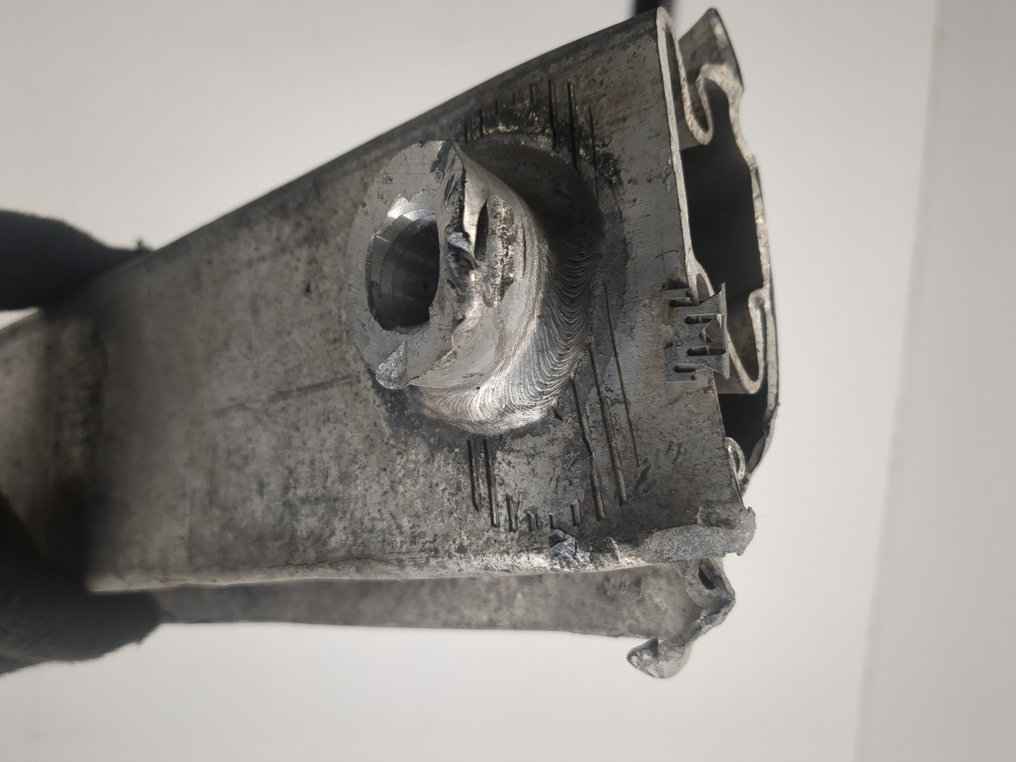 Усилитель переднего бампера