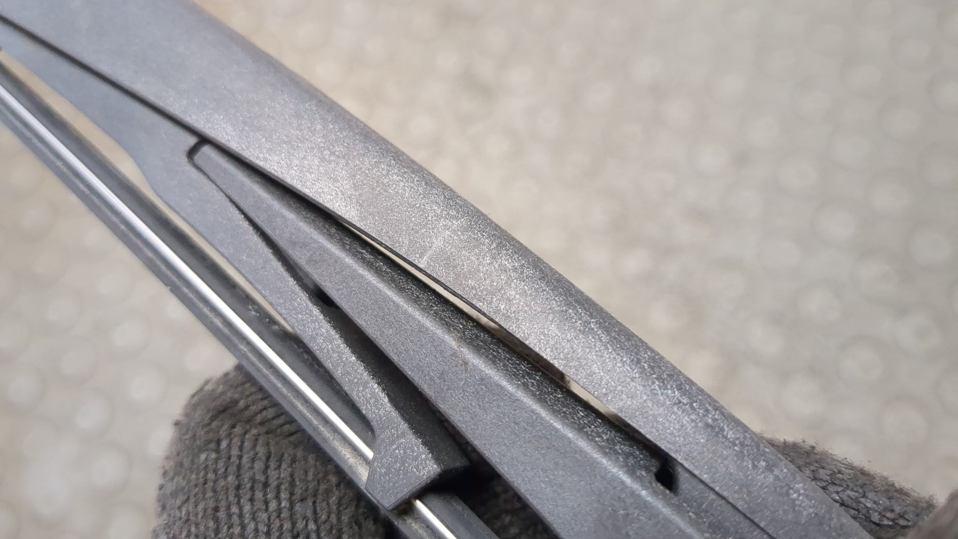 Поводок стеклоочистителя заднего