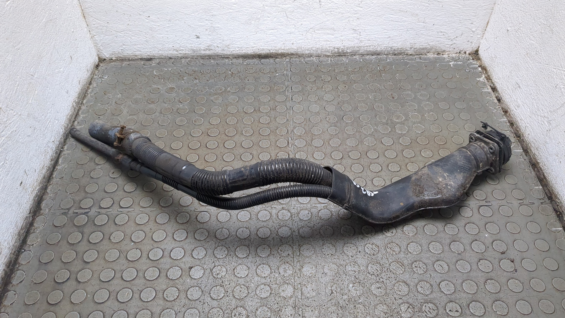 Горловина топливного бака