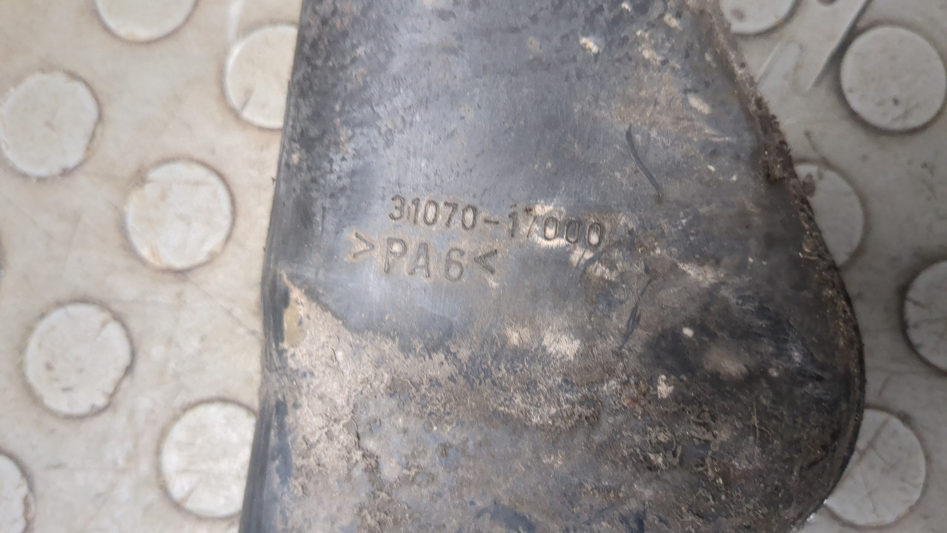 Горловина топливного бака