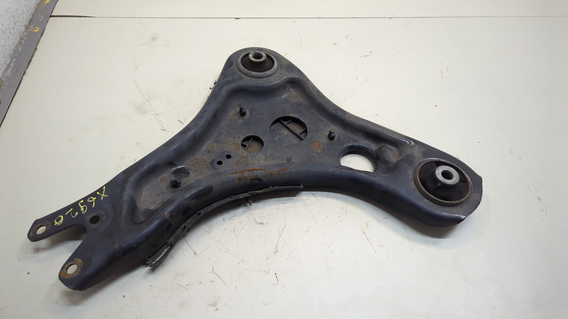 Рычаг передний правый