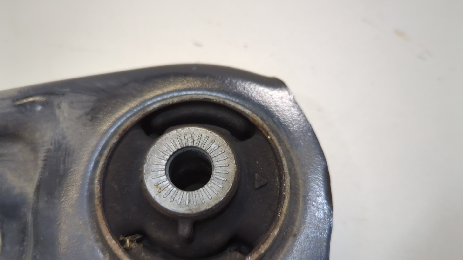 Рычаг передний правый