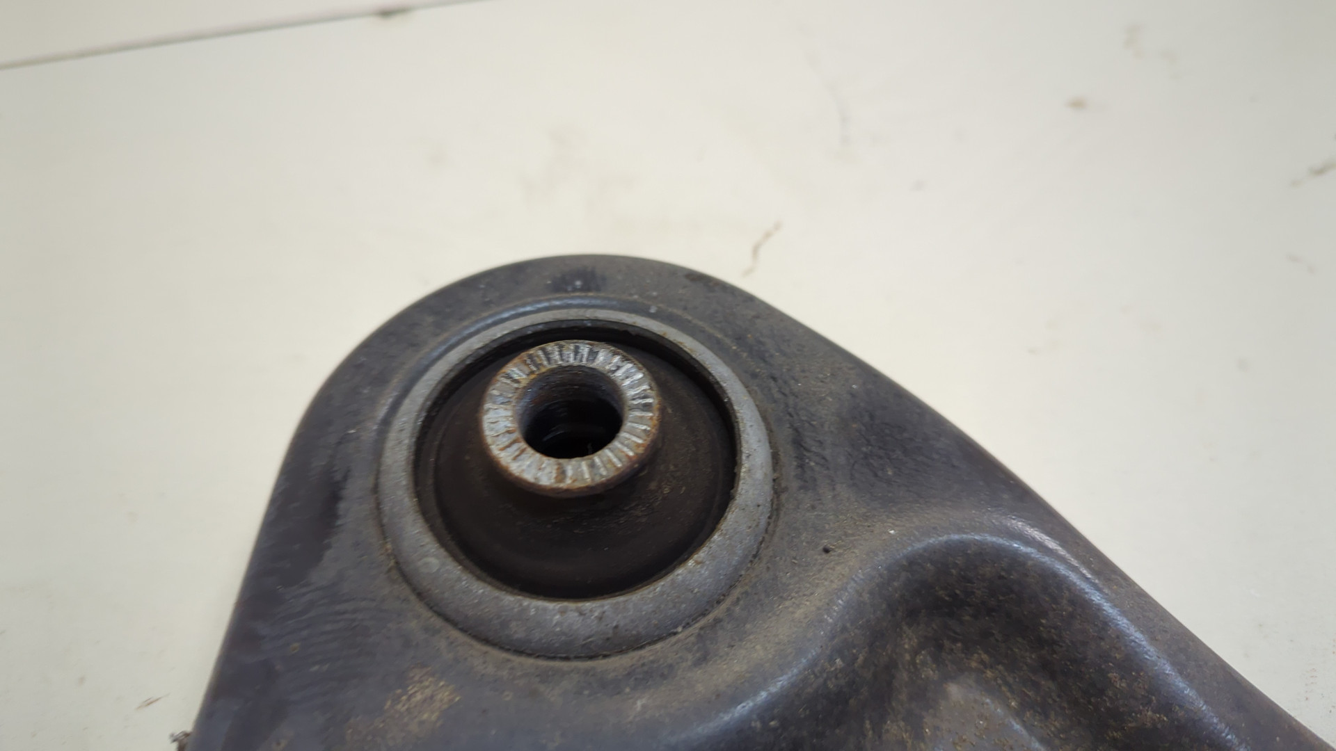 Рычаг передний правый