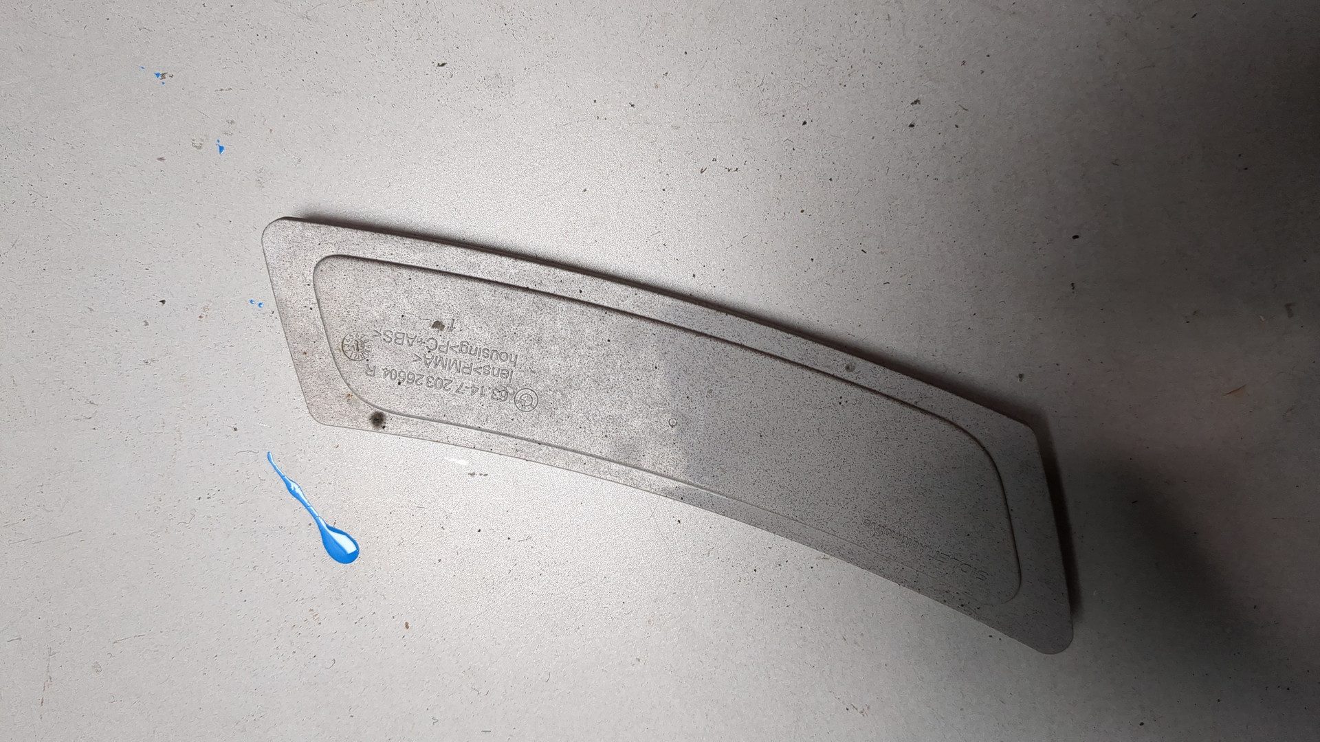 Отражатель передний правый у фары