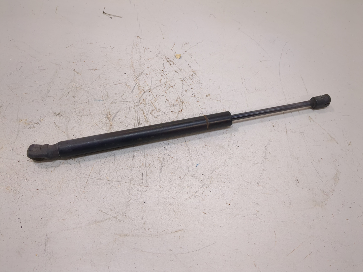 Амортизатор капота