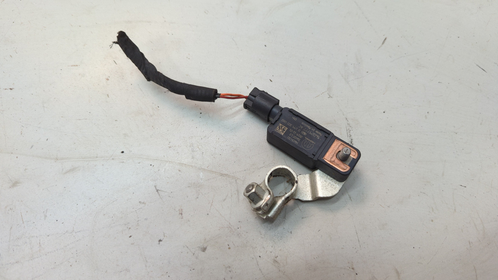 Клемма аккумулятора -