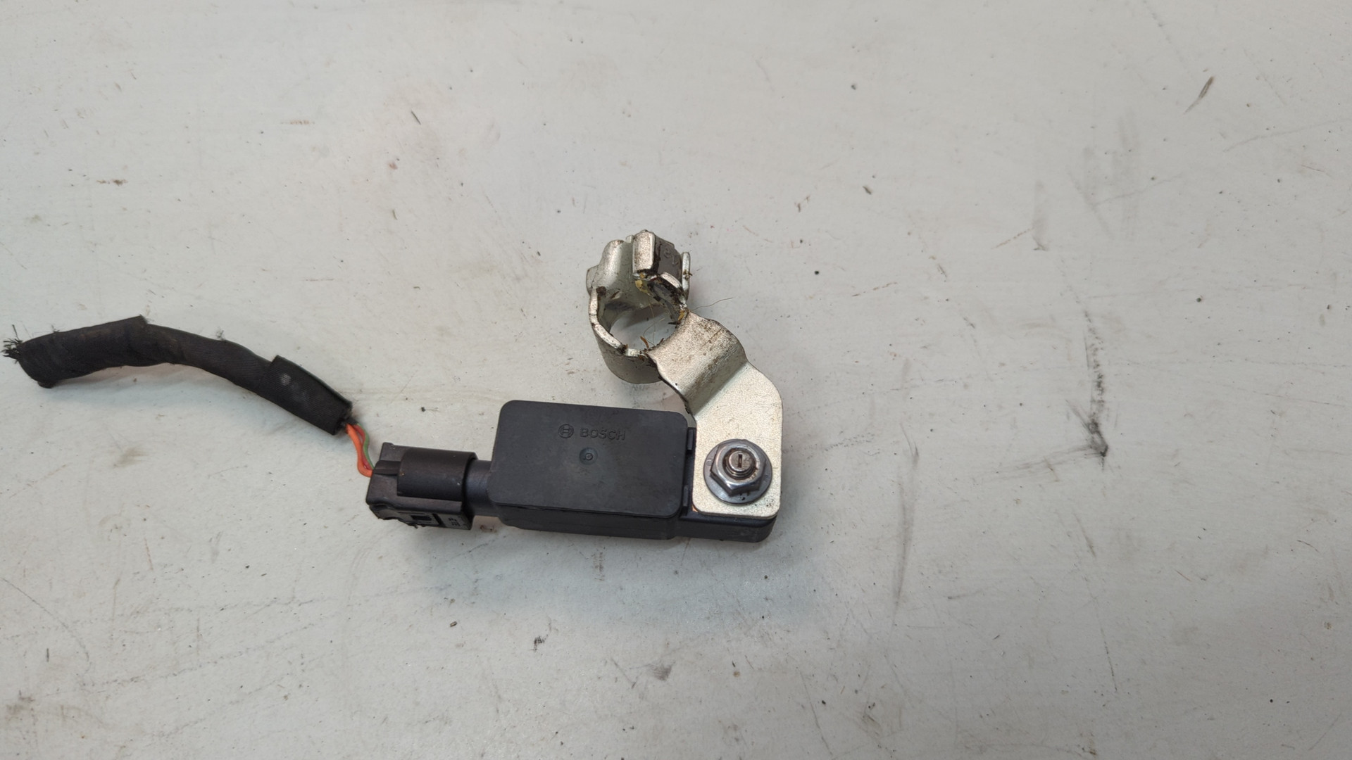 Клемма аккумулятора -