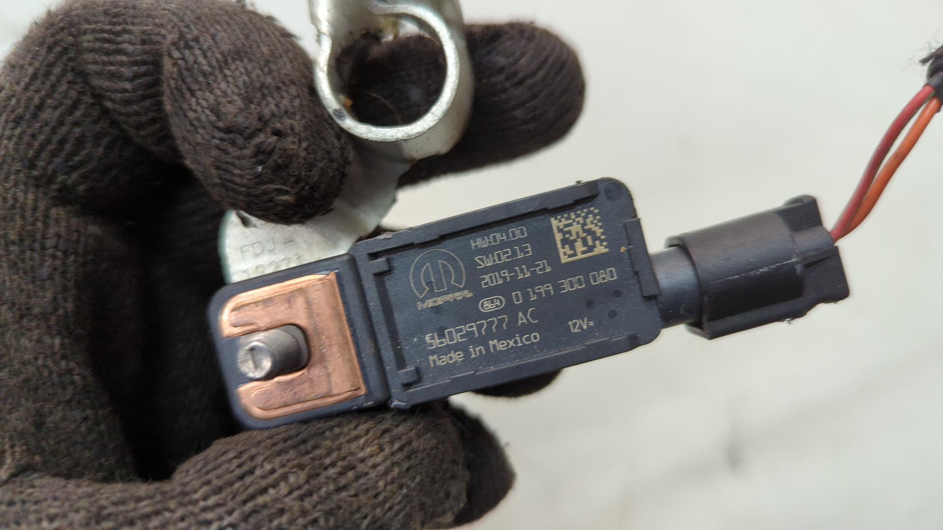 Клемма аккумулятора -